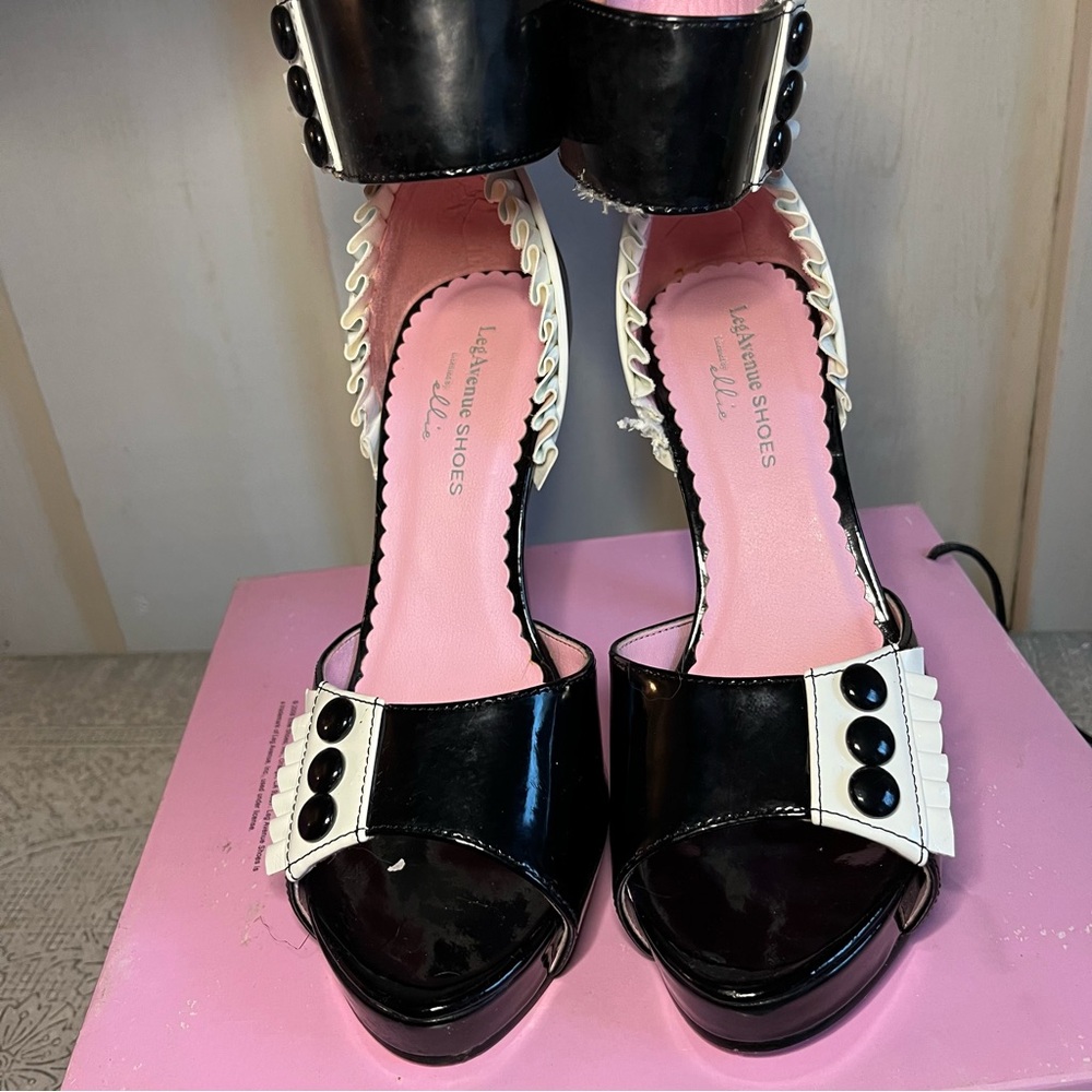 Leg Avenue by Ellie: Frenchie Sz 7 Black and White Heeled Sandals